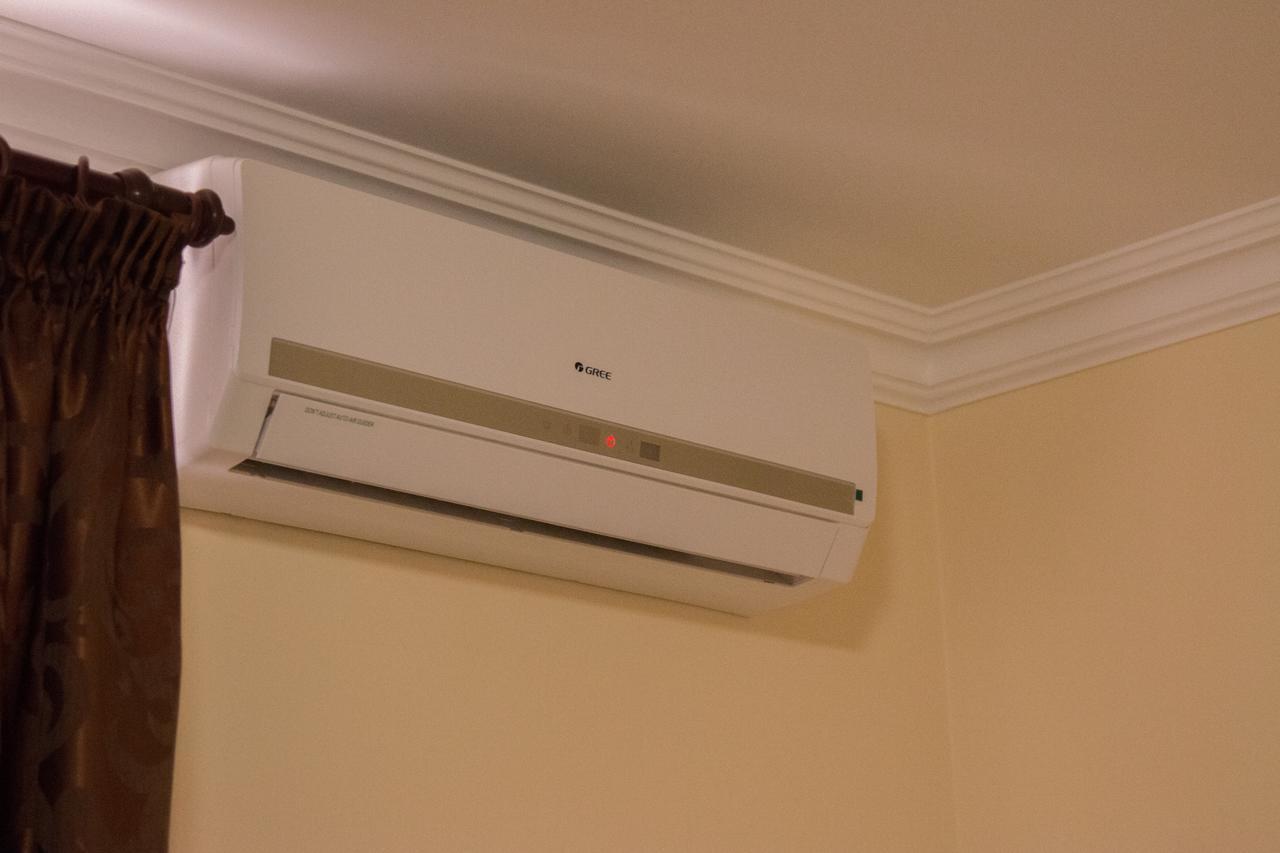 Hotel Sem Uglov Tiraspol Esterno foto