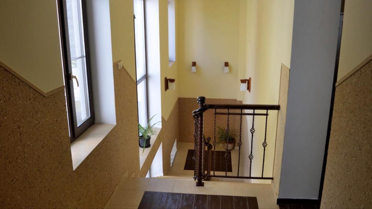 Hotel Sem Uglov Tiraspol Esterno foto