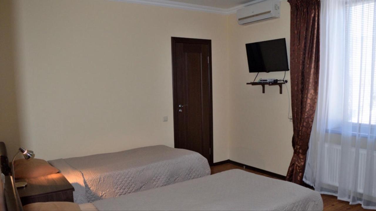 Hotel Sem Uglov Tiraspol Esterno foto