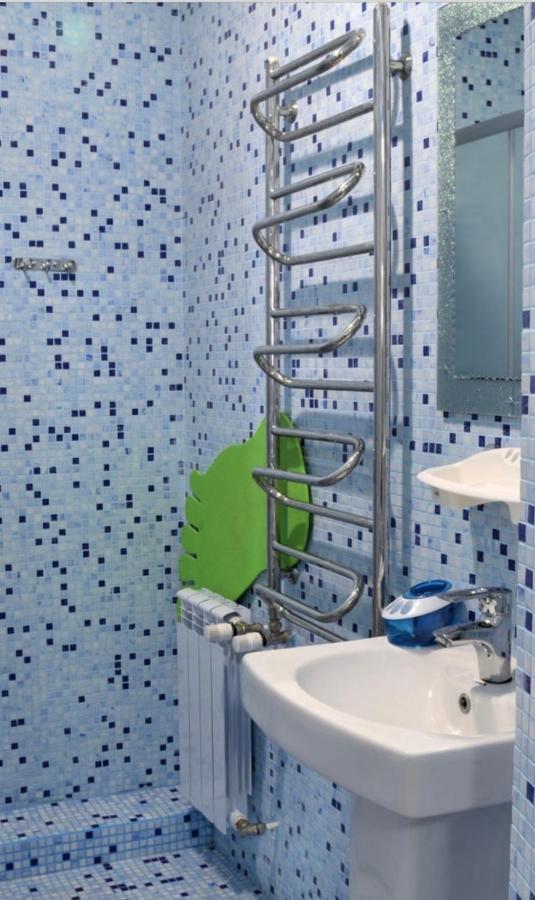 Hotel Sem Uglov Tiraspol Esterno foto